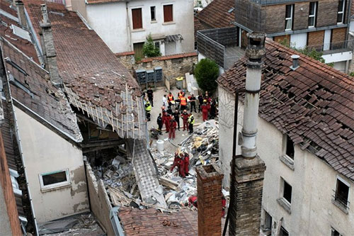 Bomberos franceses trabajan entre los escombros La explosión en un edificio en Francia por un posible intento de suicidio